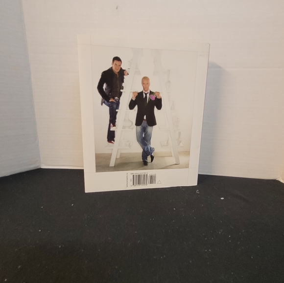 Rare HGTV Colin and Justin autographed signed home design book - Picture 2 of 6